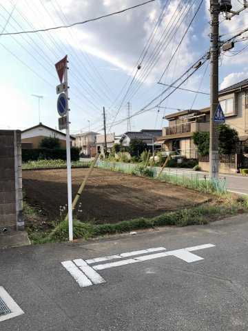 鴻巣市宮地４丁目の売地の前面道路含む現地写真