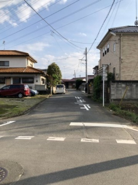 鴻巣市宮地４丁目の売地の前面道路含む現地写真