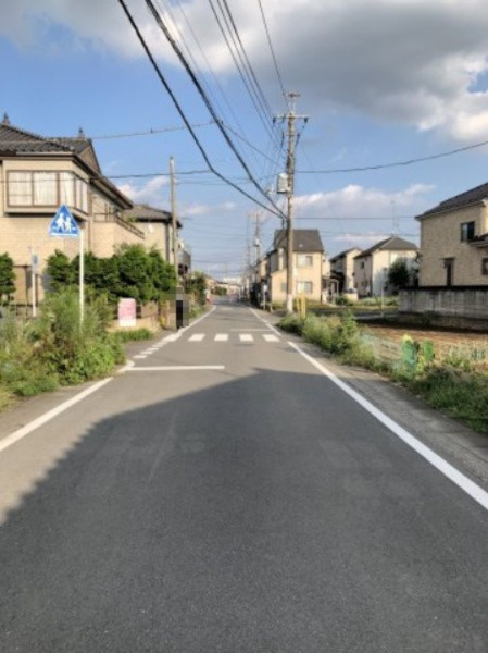 鴻巣市宮地４丁目の売地の前面道路含む現地写真