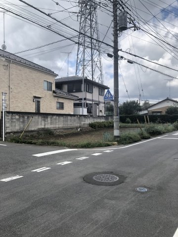 鴻巣市宮地４丁目の売地の前面道路含む現地写真