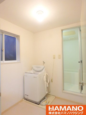 【独立洗面台】 | パルネット鶴見 | 独立洗面台、小物を置くことができて便利です。洗濯機付き