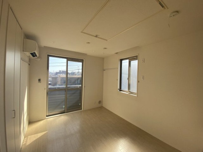 【居間・リビング】 | ヒルトップシャーメゾン【SHM】 | バルコニーに繋がる南向き角部屋二面採光7.5帖の洋室♪