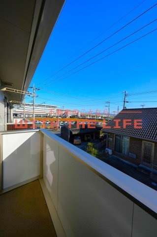 ヴィルヌーブ参番館【キャッシュバック対象物件】のバルコニー|お洗濯にも便利なバルコニー付き