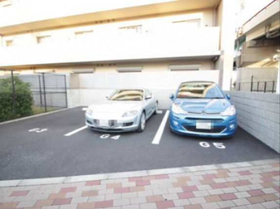 グランレブリー桂川の駐車場
