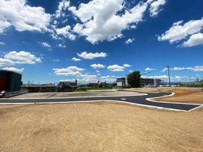 【前面道路含む現地写真】 | タイセイパレス　忍ヶ丘5期 | Taisei-Palace忍ヶ丘５期は、天井高２ｍ６０ｃｍ！！通常の高さのプラス２０ｃｍなので開放的が増し快適な住まいを実現！駅チカで、商業施設・教育施設が充実しているので利便性良好の立地です♪