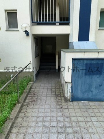 香里三井団地F棟８０号のエントランス|ゆとりのあるエントランスです