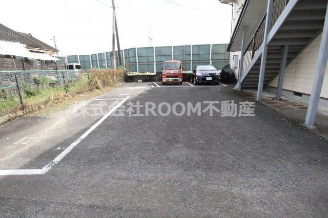 ガーデンR2の駐車場