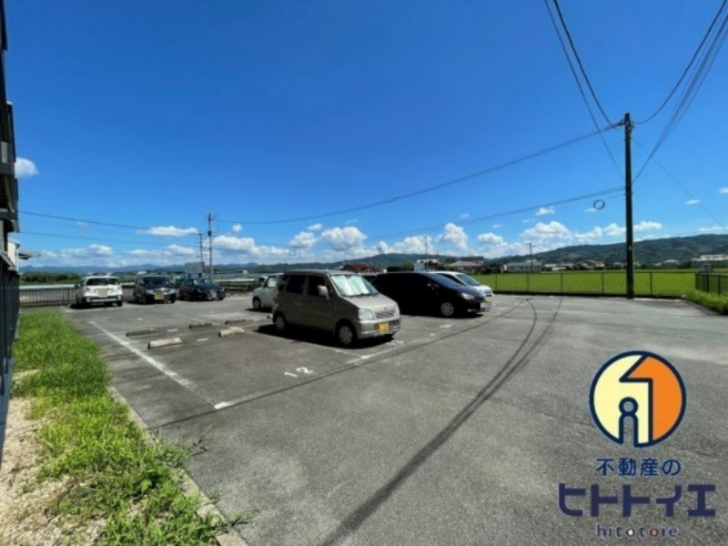 リーチライフB棟の駐車場