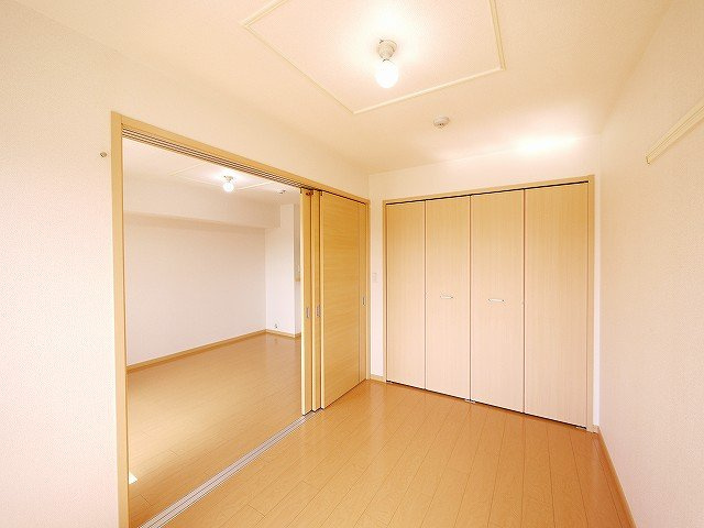 エスメラルダの内装|使い勝手のいい洋室です