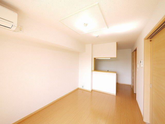 エスメラルダの居間・リビング|こちらのリビングで趣味の時間をお楽しみください