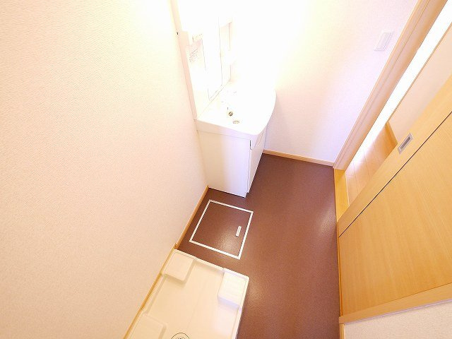 エスメラルダの洗面所|ゆったりとスペースのある洗面所