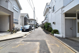 【前面道路含む現地写真】 | 前面道路は閑静な住宅地の通りとなるため、車通りは多くありません。 安心して車庫入れ可能。