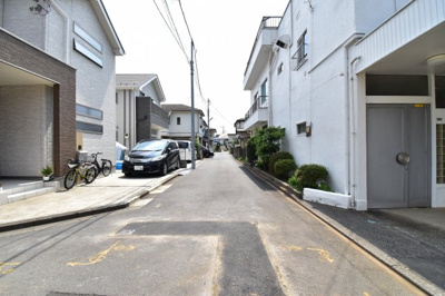 【前面道路含む現地写真】 | 久米川美住町　1号棟 | 前面道路は閑静な住宅地の通りとなるため、車通りは多くありません。 安心して車庫入れ可能。