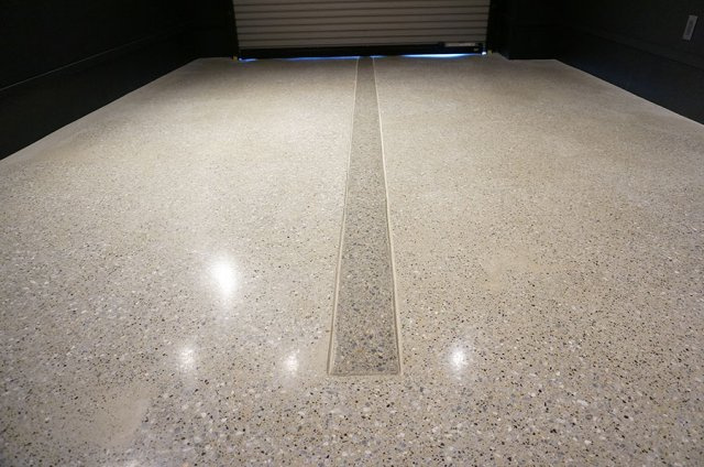 inCELL ADMIT 袖ヶ浦の駐車場|鏡面仕上げのガレージ床（イメージ画像）