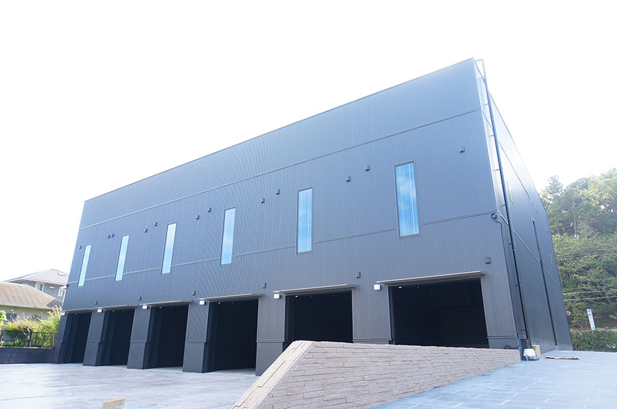 inCELL ADMIT 袖ヶ浦のその他|ガレージ入口と前面駐車スペース