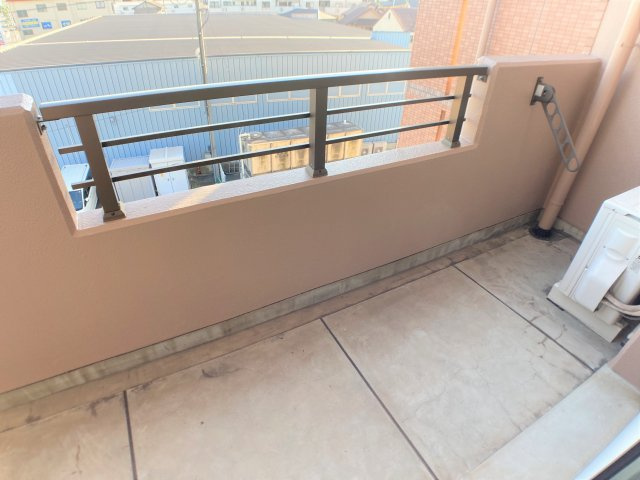 第10タツミビルのバルコニー