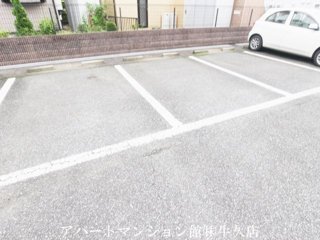 グランセレッソ弐番館の駐車場