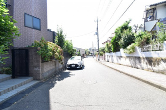【前面道路含む現地写真】 | 前面道路は閑静な住宅地の通りとなるため、車通りは多くありません。 安心して車庫入れ可能。