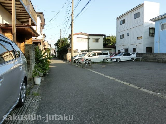 八千代台東１丁目　売地の前面道路含む現地写真|八千代台東１丁目　売地　更地（アスファルト敷）　北東・北西角地　建築条件なし　整形地
