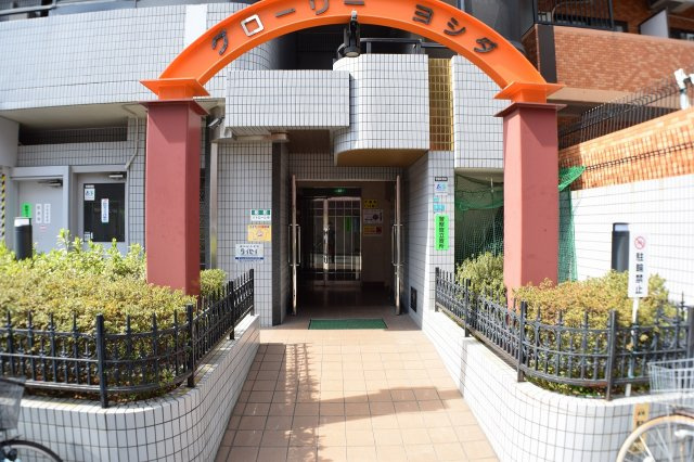グローリーヨシダのエントランス
