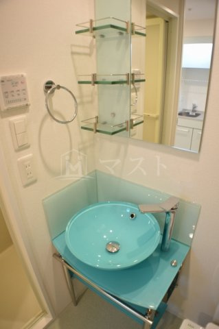 ラシュレエグゼ難波西の洗面所|オシャレなガラス洗面台