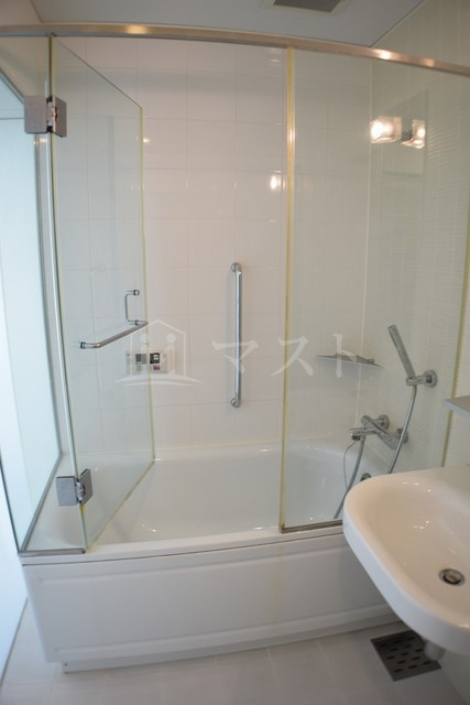 ラ・ドゥセール湊町の浴室