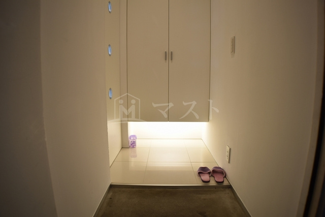 ラ・ドゥセール湊町の玄関