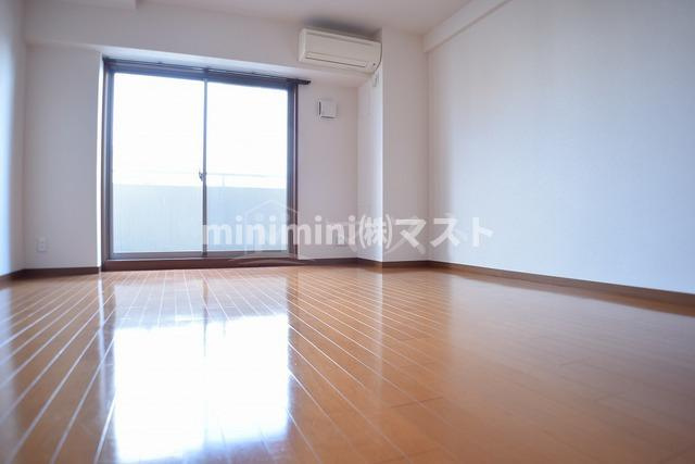 幸田マンション幸町の居間・リビング|8.9帖の広々居室！