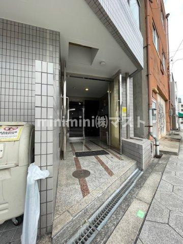 ラムール難波南のエントランス