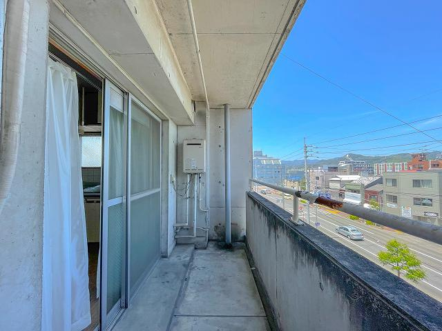 ハイツ大川筋のバルコニー|暖かな日差しのふりそそぐバルコニー