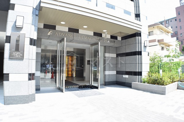 アドバンス上町台プレジールのエントランス