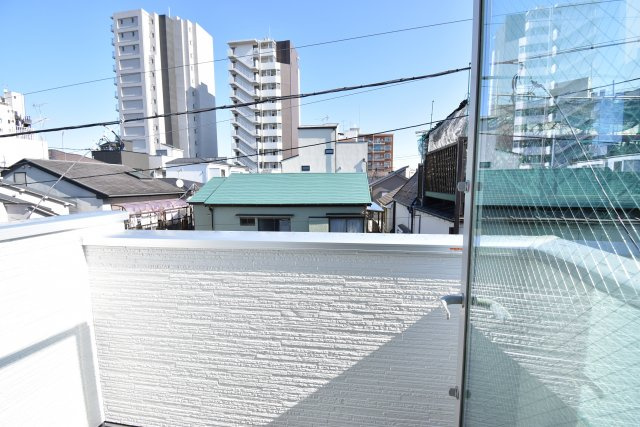 【バルコニー】 | 現地内覧会開催！東中延2丁目の新築戸建　３号棟 | 駅徒歩１分が魅力の３LDK+P！LDKは広々19.9帖、キッチンには可動棚付きのパントリースペース！6帖以上の居室がふた部屋、トイレも2ヶ所配備。延床面積102.65㎡！