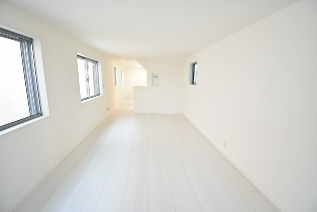 【居間・リビング】 | 現地内覧会開催！東中延2丁目の新築戸建　３号棟 | 駅徒歩１分が魅力の３LDK+P！LDKは広々19.9帖、キッチンには可動棚付きのパントリースペース！6帖以上の居室がふた部屋、トイレも2ヶ所配備。延床面積102.65㎡！