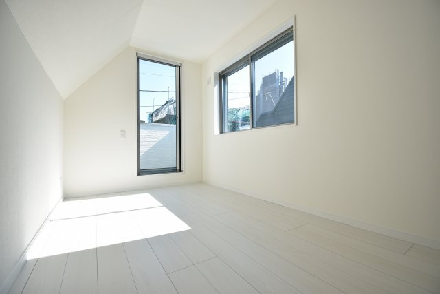 【洋室】 | 現地内覧会開催！東中延2丁目の新築戸建　３号棟 | 駅徒歩１分が魅力の３LDK+P！LDKは広々19.9帖、キッチンには可動棚付きのパントリースペース！6帖以上の居室がふた部屋、トイレも2ヶ所配備。延床面積102.65㎡！