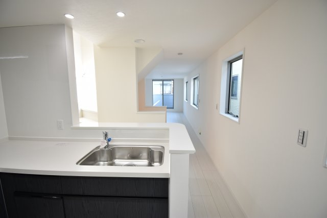 【居間・リビング】 | 現地内覧会開催！東中延2丁目の新築戸建　３号棟 | 駅徒歩１分が魅力の３LDK+P！LDKは広々19.9帖、キッチンには可動棚付きのパントリースペース！6帖以上の居室がふた部屋、トイレも2ヶ所配備。延床面積102.65㎡！