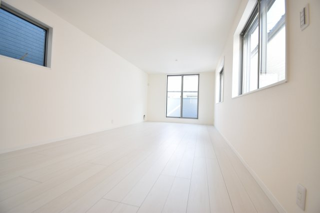 【居間・リビング】 | 現地内覧会開催！東中延2丁目の新築戸建　３号棟 | 駅徒歩１分が魅力の３LDK+P！LDKは広々19.9帖、キッチンには可動棚付きのパントリースペース！6帖以上の居室がふた部屋、トイレも2ヶ所配備。延床面積102.65㎡！