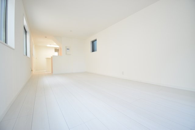 【居間・リビング】 | 現地内覧会開催！東中延2丁目の新築戸建　３号棟 | 駅徒歩１分が魅力の３LDK+P！LDKは広々19.9帖、キッチンには可動棚付きのパントリースペース！6帖以上の居室がふた部屋、トイレも2ヶ所配備。延床面積102.65㎡！