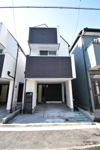 【外観】 | 現地内覧会開催！東中延2丁目の新築戸建　３号棟 | 駅徒歩１分が魅力の３LDK+P！LDKは広々19.9帖、キッチンには可動棚付きのパントリースペース！6帖以上の居室がふた部屋、トイレも2ヶ所配備。延床面積102.65㎡！