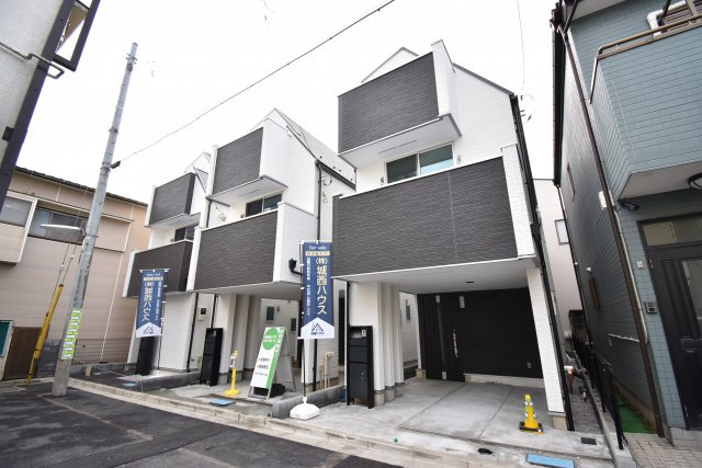 【外観】 | 現地内覧会開催！東中延2丁目の新築戸建　３号棟 | 駅徒歩１分が魅力の３LDK+P！LDKは広々19.9帖、キッチンには可動棚付きのパントリースペース！6帖以上の居室がふた部屋、トイレも2ヶ所配備。延床面積102.65㎡！