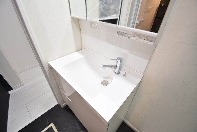 【独立洗面台】 | 現地内覧会開催！東中延2丁目の新築戸建　３号棟 | 駅徒歩１分が魅力の３LDK+P！LDKは広々19.9帖、キッチンには可動棚付きのパントリースペース！6帖以上の居室がふた部屋、トイレも2ヶ所配備。延床面積102.65㎡！