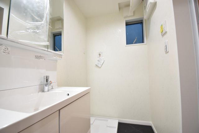【独立洗面台】 | 現地内覧会開催！東中延2丁目の新築戸建　３号棟 | 駅徒歩１分が魅力の３LDK+P！LDKは広々19.9帖、キッチンには可動棚付きのパントリースペース！6帖以上の居室がふた部屋、トイレも2ヶ所配備。延床面積102.65㎡！
