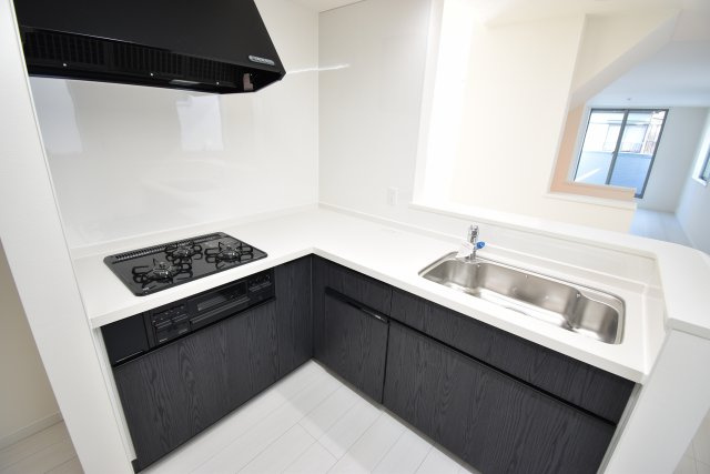 【キッチン】 | 現地内覧会開催！東中延2丁目の新築戸建　３号棟 | 駅徒歩１分が魅力の３LDK+P！LDKは広々19.9帖、キッチンには可動棚付きのパントリースペース！6帖以上の居室がふた部屋、トイレも2ヶ所配備。延床面積102.65㎡！