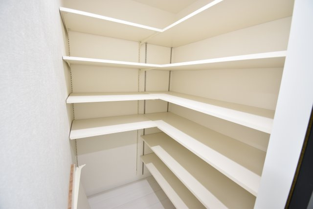 【収納】 | 現地内覧会開催！東中延2丁目の新築戸建　３号棟 | 駅徒歩１分が魅力の３LDK+P！LDKは広々19.9帖、キッチンには可動棚付きのパントリースペース！6帖以上の居室がふた部屋、トイレも2ヶ所配備。延床面積102.65㎡！