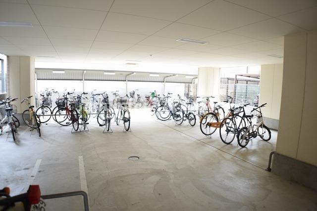 シャトー桜川の駐車場