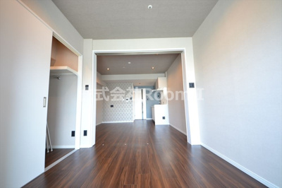 【居間・リビング】 | ブエナビスタ大手通 | こちらのリビングで趣味の時間をお楽しみください