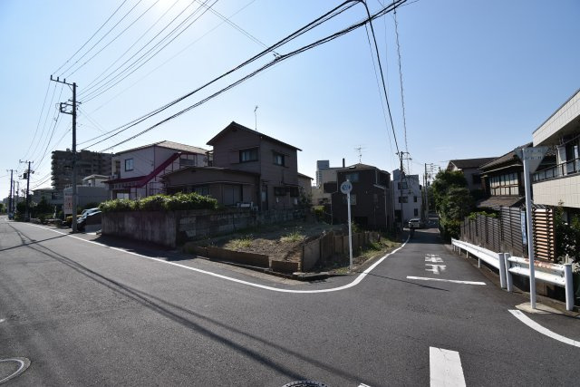 【前面道路含む現地写真】 | 墨田区立花6丁目　新築戸建 | 解放感ある角地！目の前には緑が広がりスカイツリーも望める４LDK+P！延べ床面積97.2㎡、主寝室は9帖超えです。外壁には18ｍｍのサイディングを採用！