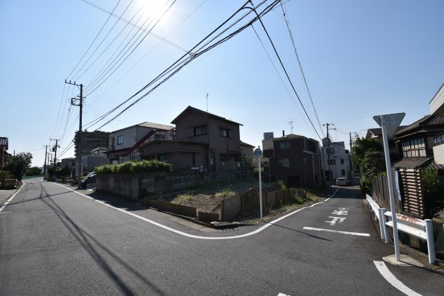 【前面道路含む現地写真】 | 墨田区立花6丁目　新築戸建 | 解放感ある角地！目の前には緑が広がりスカイツリーも望める４LDK+P！延べ床面積97.2㎡、主寝室は9帖超えです。外壁には18ｍｍのサイディングを採用！