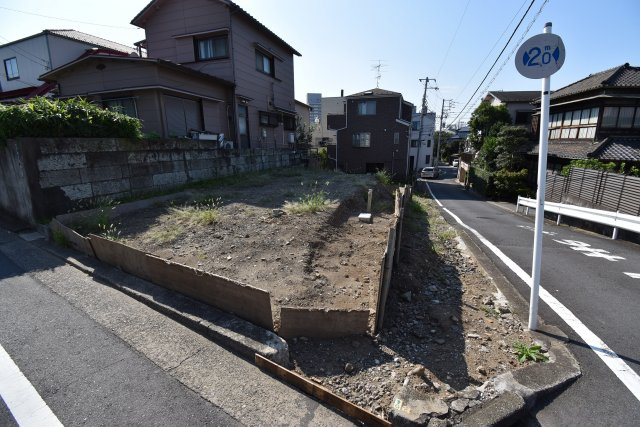 【外観】 | 墨田区立花6丁目　新築戸建 | 解放感ある角地！目の前には緑が広がりスカイツリーも望める４LDK+P！延べ床面積97.2㎡、主寝室は9帖超えです。外壁には18ｍｍのサイディングを採用！
