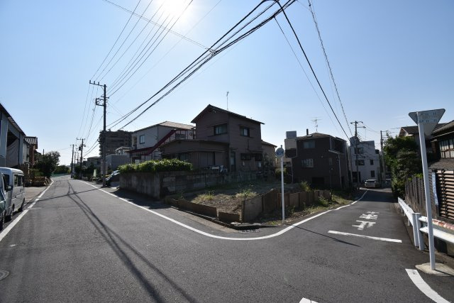 【前面道路含む現地写真】 | 墨田区立花6丁目　新築戸建 | 解放感ある角地！目の前には緑が広がりスカイツリーも望める４LDK+P！延べ床面積97.2㎡、主寝室は9帖超えです。外壁には18ｍｍのサイディングを採用！