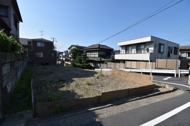 【外観】 | 墨田区立花6丁目　新築戸建 | 解放感ある角地！目の前には緑が広がりスカイツリーも望める４LDK+P！延べ床面積97.2㎡、主寝室は9帖超えです。外壁には18ｍｍのサイディングを採用！